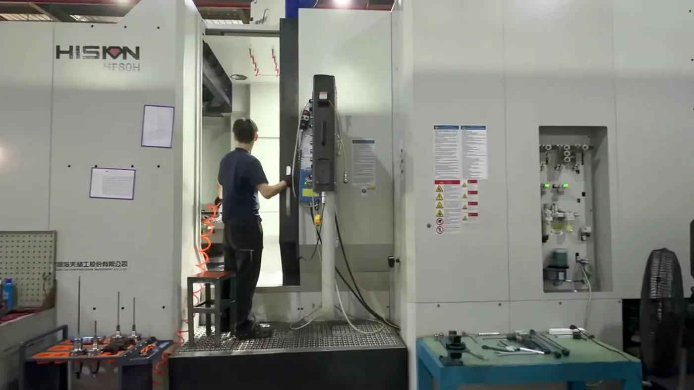 Five-axis mould machining stage connected to dimensional feedback